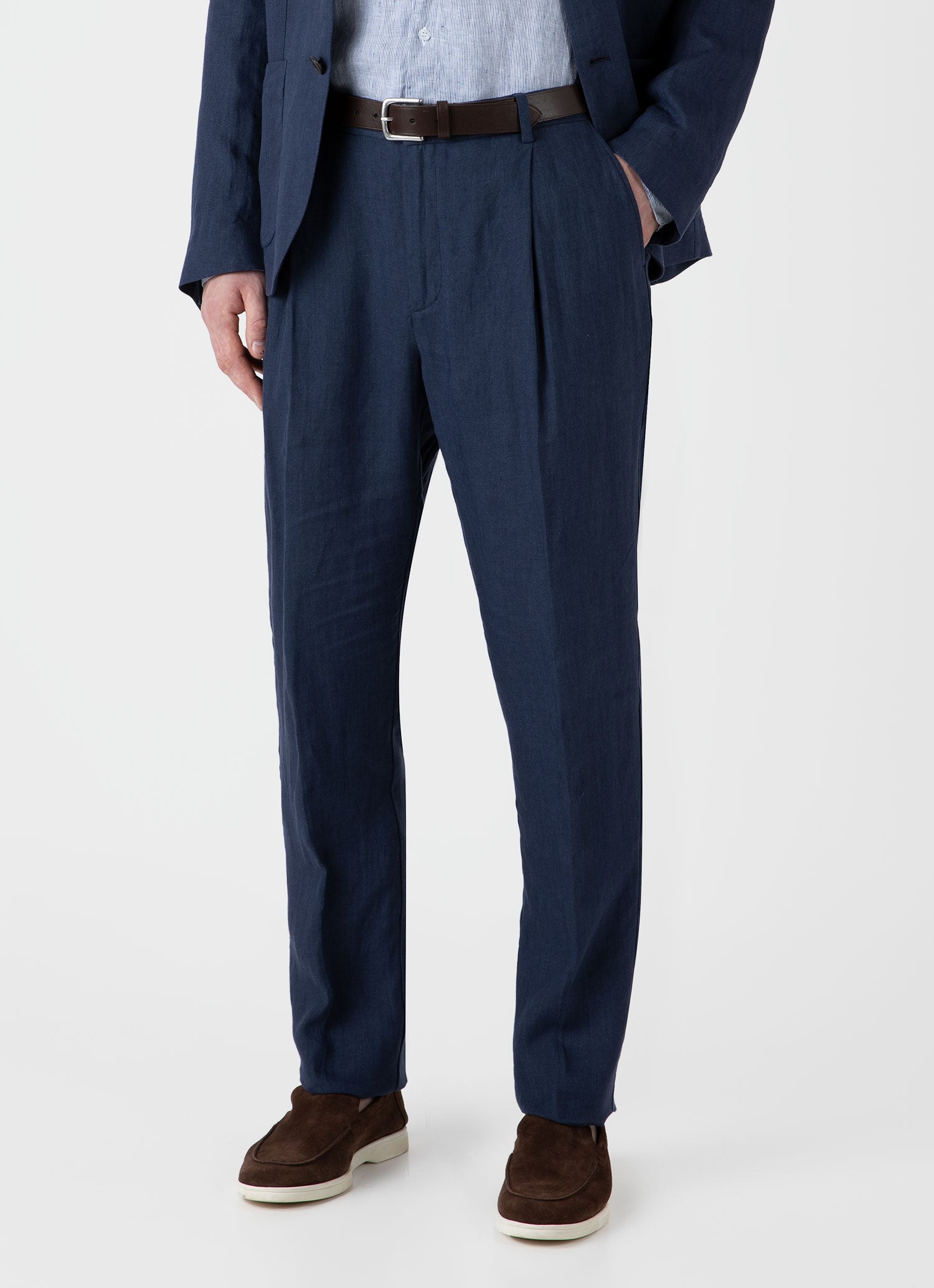 Men's Pleated Linen Trouser in Light Navy | Sunspel