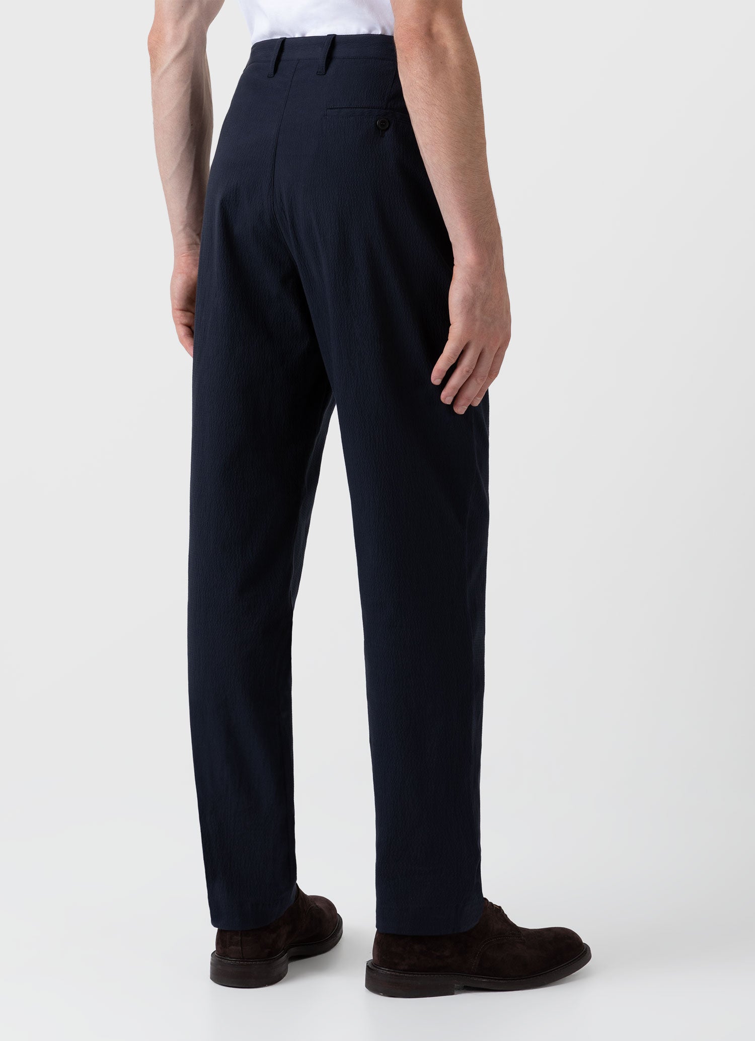 Men's Pleated Seersucker Trouser in Navy | Sunspel