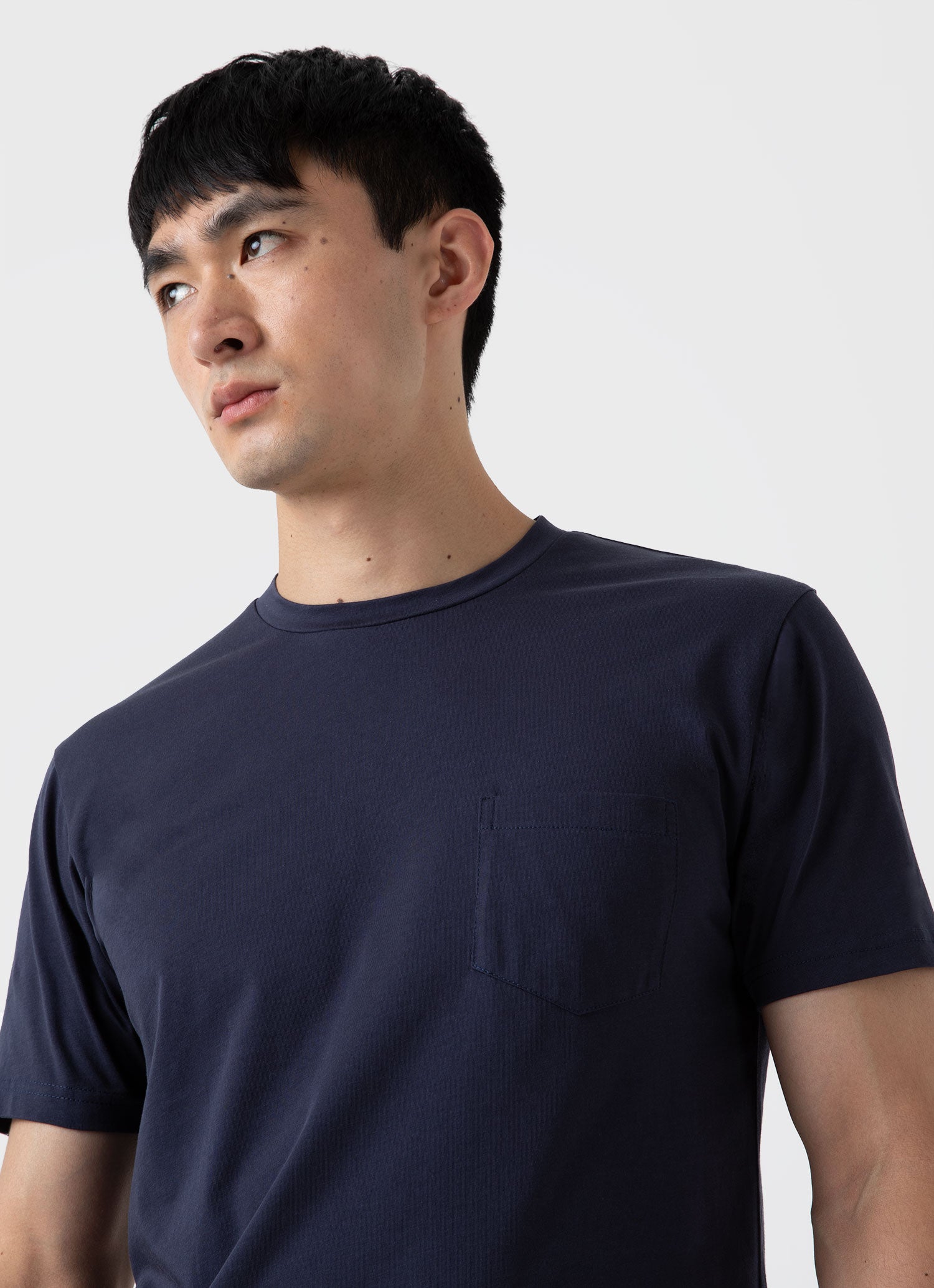 Men\'s Riviera Midweight Pocket T-shirt Navy | Sunspel in